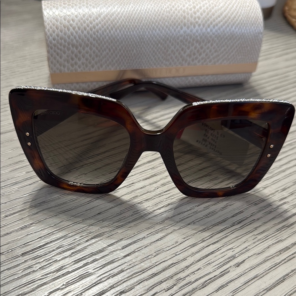 💎 New Jimmy Choo SHADE/S Sunglasses with tags
Glamorous oversized cat-eye-Havana